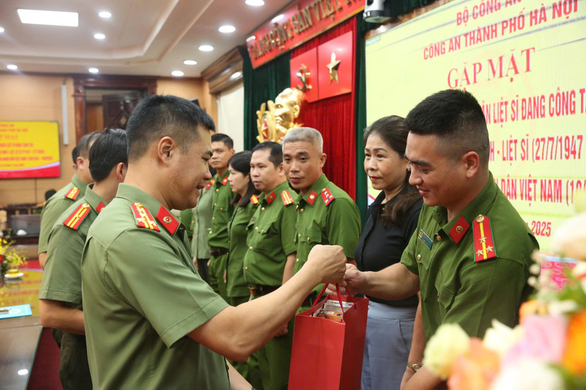 Đại tá Nguyễn Ngọc Quyền - Phó Bí thư Đảng ủy, Phó Giám đốc CATP tặng quà đến các đồng chí là thương binh, thân nhân gia đình liệt sĩ có hoàn cảnh khó khăn