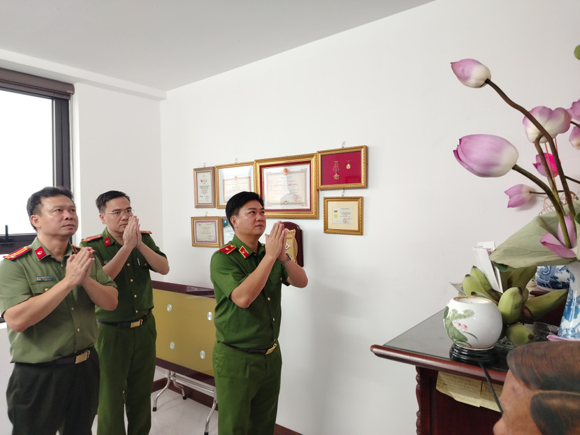 Thiếu tướng Dương Đức Hải, Phó Giám đốc CATP Hà Nội và đại diện phòng chức năng CATP thăm, tri ân thân nhân liệt sỹ Nguyễn Đình Phúc Thiếu tướng Dương Đức Hải, Phó Giám đốc CATP Hà Nội và đại diện phòng chức năng CATP thăm, tri ân thân nhân liệt sỹ Nguyễn Đình Phúc