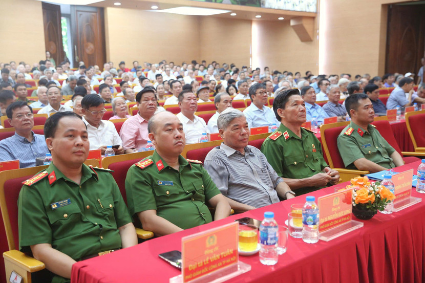 Buổi gặp mặt được diễn ra trong không khí trang trọng, ấm cúng Buổi gặp mặt được diễn ra trong không khí trang trọng, ấm cúng