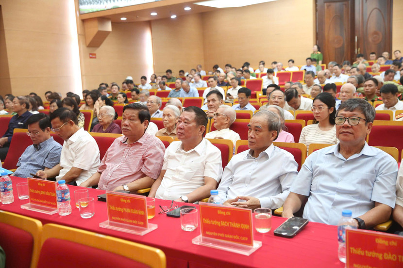 Các đồng chí nguyên lãnh đạo Công an thành phố Hà Nội dự buổi gặp mặt Các đồng chí nguyên lãnh đạo Công an thành phố Hà Nội dự buổi gặp mặt