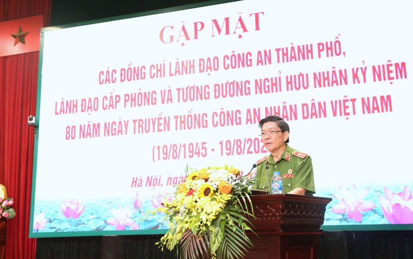 Thiếu tướng Nguyễn Đức Nghi, Chủ tịch Hội Cựu CAND thành phố Hà Nội phát biểu cảm ơn những tình cảm, sự quan tâm của Ban Giám đốc CATP đối với cán bộ hưu trí Công an Thủ đô Thiếu tướng Nguyễn Đức Nghi, Chủ tịch Hội Cựu CAND thành phố Hà Nội phát biểu cảm ơn những tình cảm, sự quan tâm của Ban Giám đốc CATP đối với cán bộ hưu trí Công an Thủ đô