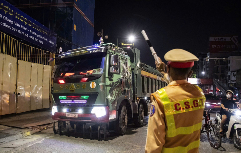 Chở quá tải, đôi khi "quên" cả che đậy khiến đất cát rơi vãi xuống đường, gây nguy hiểm cho người tham gia giao thông