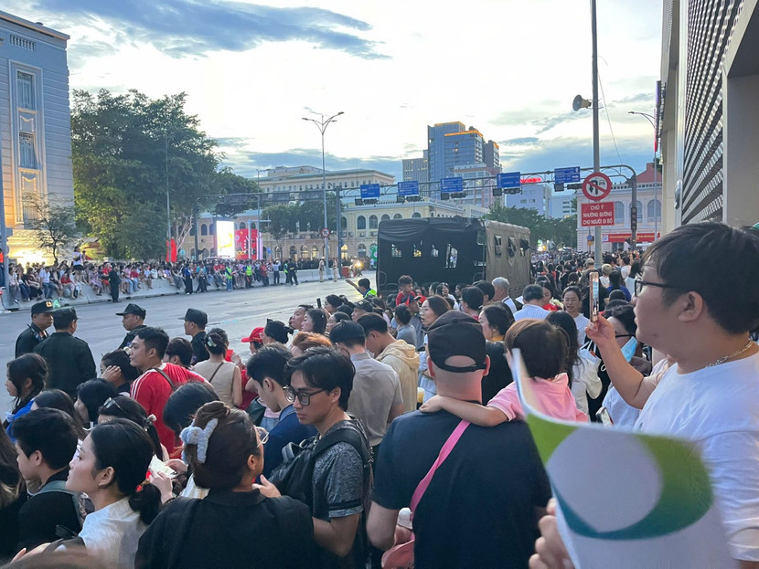 Người dân TP HCM đổ ra đường xem các đoàn diễu binh, diễu hành tập luyện