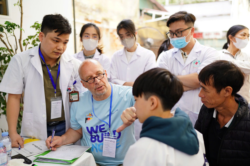 Các chuyên gia thăm khám cho trẻ để chỉ định phẫu thuật Các chuyên gia thăm khám cho trẻ để chỉ định phẫu thuật