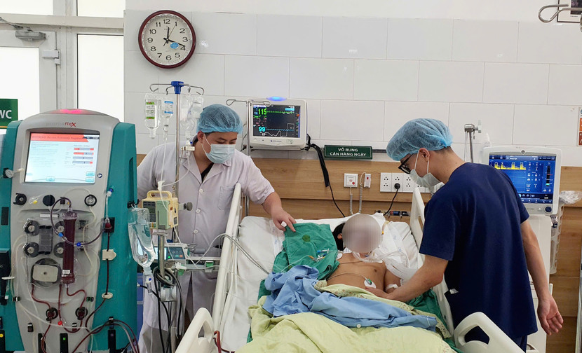 Người chồng hôn mê sâu đang được lọc máu tại Trung tâm Chống độc Người chồng hôn mê sâu đang được lọc máu tại Trung tâm Chống độc