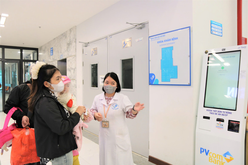 Hướng dẫn người dân thực hiện thủ tục tại một bệnh viện của Hà Nội Hướng dẫn người dân thực hiện thủ tục tại một bệnh viện của Hà Nội