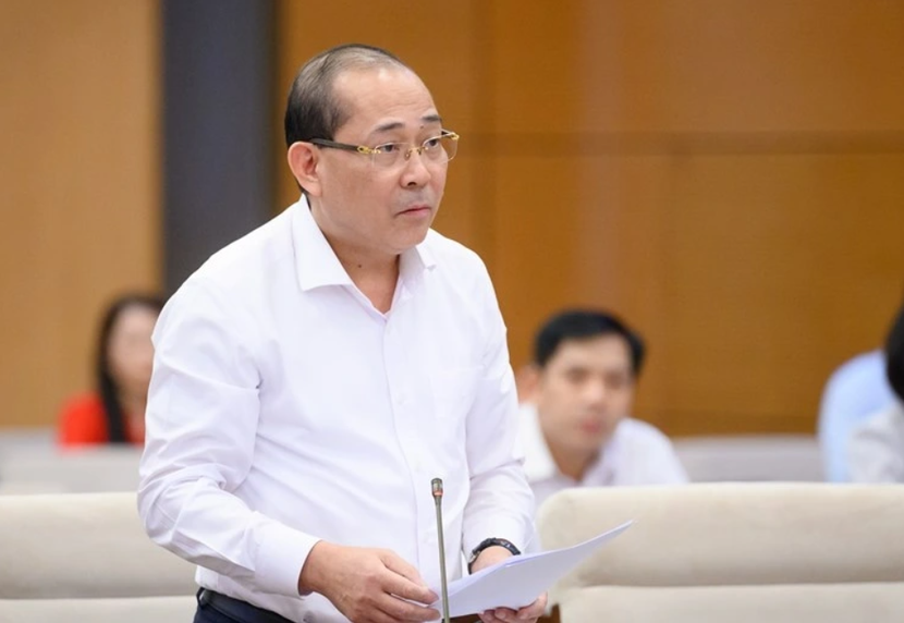 Ông Hoàng Công Thủy báo cáo tại phiên họp