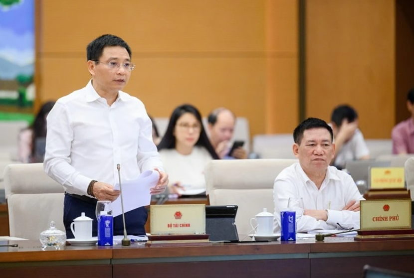 Bộ trưởng Bộ Tài chính Nguyễn Văn Thắng báo cáo tại phiên họp