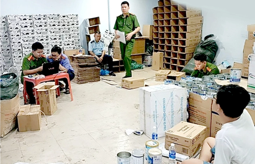 Lực lượng chức năng kiểm tra một cơ sở sản xuất sữa giả Lực lượng chức năng kiểm tra một cơ sở sản xuất sữa giả