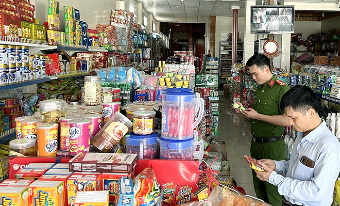 Lực lượng chức năng kiểm tra an toàn thực phẩm tại một cơ sở (Ảnh minh họa)