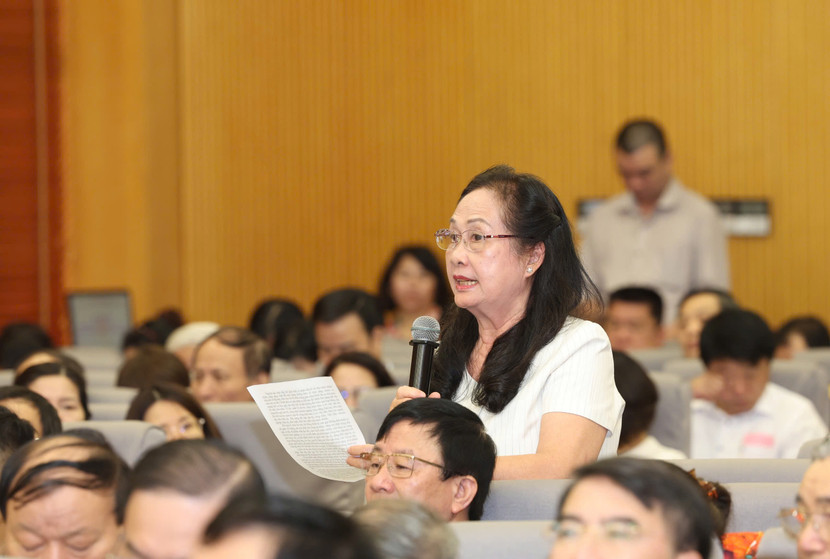 Cử tri Hà Nội phát biểu tại buổi tiếp xúc cử tri Cử tri Hà Nội phát biểu tại buổi tiếp xúc cử tri