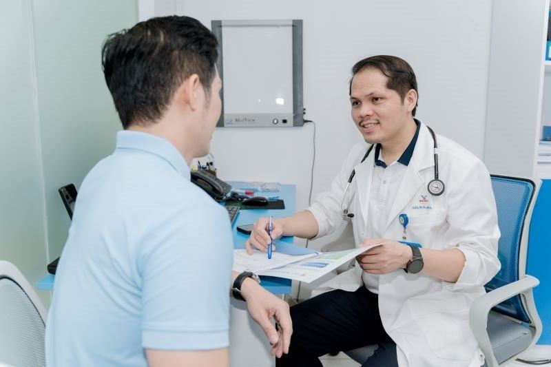 TS.BS Ngô Chí Cương thăm khám cho bệnh nhân