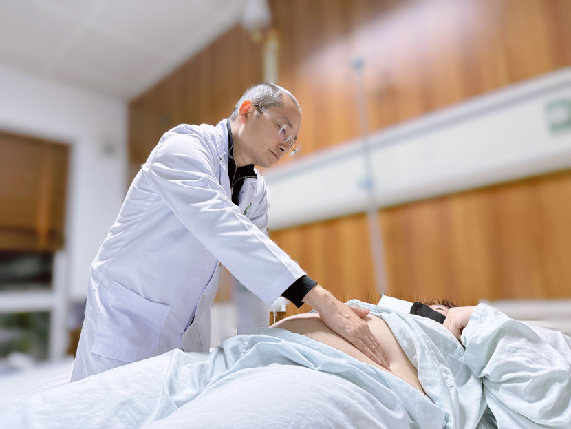 Bác sĩ Bệnh viện Việt Đức thăm khám cho nữ bệnh nhân trước phẫu thuật Bác sĩ Bệnh viện Việt Đức thăm khám cho nữ bệnh nhân trước phẫu thuật