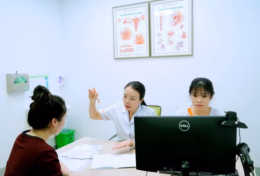 Bác sĩ Lê Thị Thu Hiền tư vấn cho bệnh nhân hiếm muộn