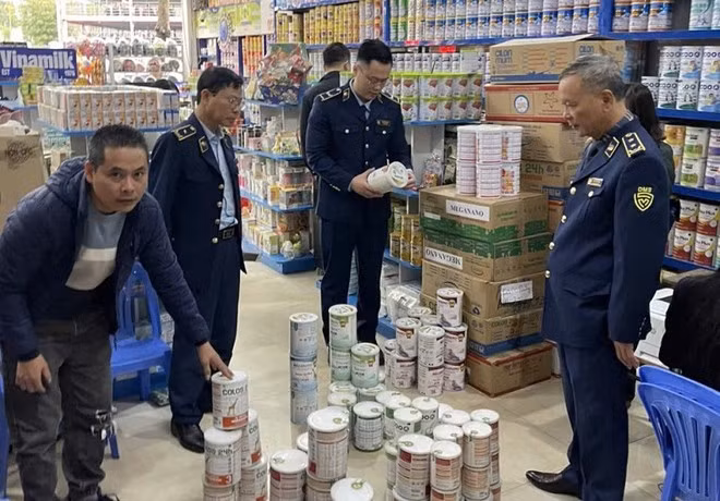 Lực lượng Quản lý thị trường kiểm tra 1 vụ việc kinh doanh sữa có dấu hiệu vi phạm Lực lượng Quản lý thị trường kiểm tra 1 vụ việc kinh doanh sữa có dấu hiệu vi phạm