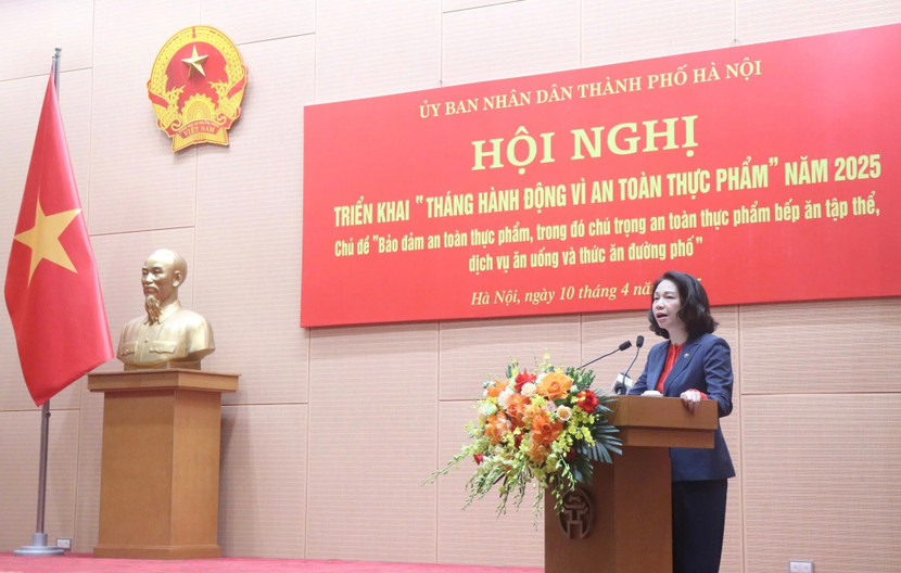 Phó Giám đốc phụ trách Sở Y tế Hà Nội Nguyễn Đình Hưng báo cáo tại hội nghị