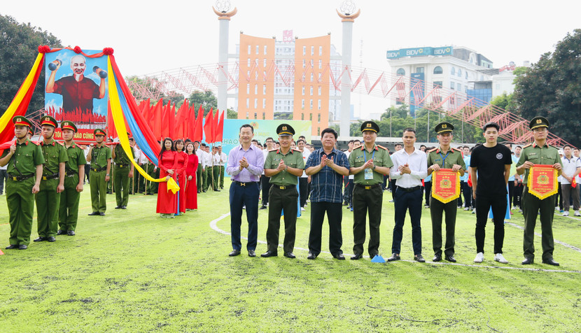 Ban tổ chức trao bảng danh vị, tri ân các đơn vị đồng hành cùng Hội thao Công an Thủ đô 2025 Ban tổ chức trao bảng danh vị, tri ân các đơn vị đồng hành cùng Hội thao Công an Thủ đô 2025