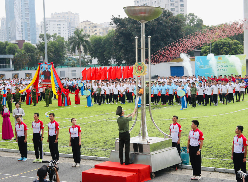 Đại tá Nguyễn Ngọc Quyền - Phó Giám đốc CATP Hà Nội, Trưởng ban tổ chức thắp sáng đài lửa... Đại tá Nguyễn Ngọc Quyền - Phó Giám đốc CATP Hà Nội, Trưởng ban tổ chức thắp sáng đài lửa...
