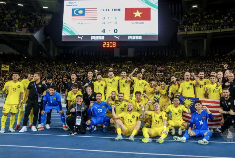 Tuyển Malaysia với đa số cầu thủ nhập tịch ăn mừng chiến thắng 4-0 trước tuyển Việt Nam tại vòng loại Asian Cup 2027 Tuyển Malaysia với đa số cầu thủ nhập tịch ăn mừng chiến thắng 4-0 trước tuyển Việt Nam tại vòng loại Asian Cup 2027