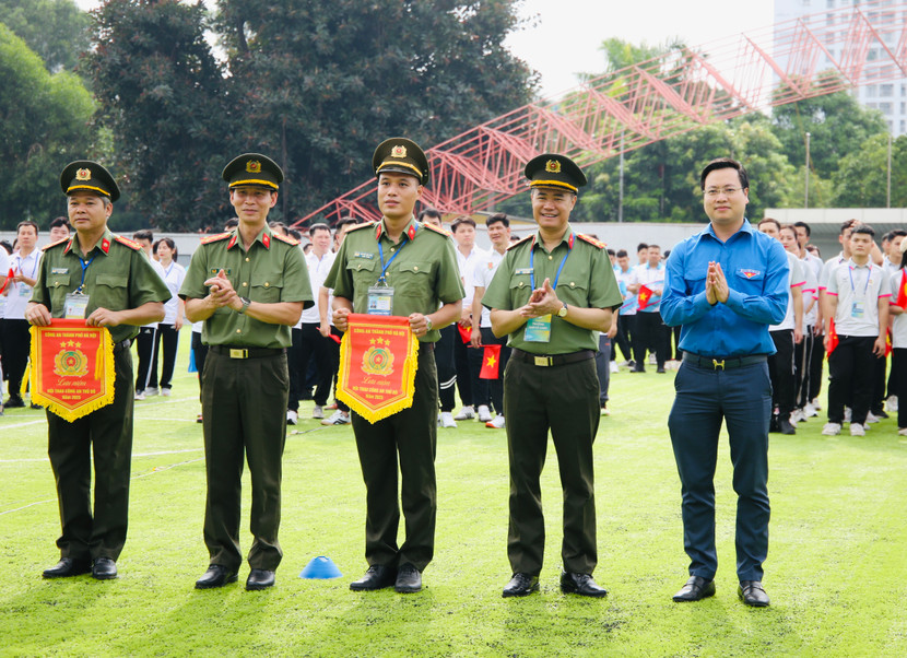 Các đại biểu, đại diện ban tổ chức tặng hoa, cờ lưu niệm cho đại diện các đơn vị tham dự Hội thao Công an Thủ đô 2025 Các đại biểu, đại diện ban tổ chức tặng hoa, cờ lưu niệm cho đại diện các đơn vị tham dự Hội thao Công an Thủ đô 2025