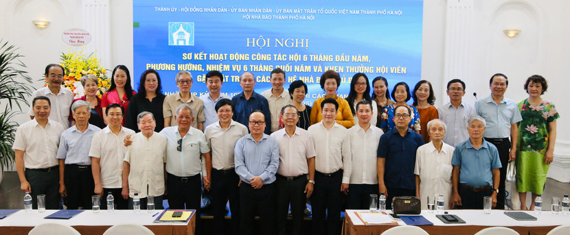 Lãnh đạo Hội Nhà báo thành phố Hà Nội cùng các đại biểu, khách mời chụp ảnh lưu niệm