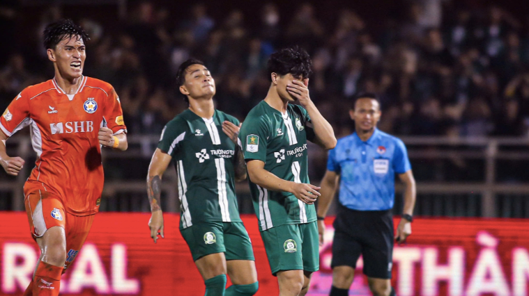 Công Phượng ôm mặt sau cú sút 11m hỏng, trong khi cầu thủ Đà Nẵng ăn mừng ở trận play-off mùa giải 2024/25 vừa kết thúc tối 27-6 (Ảnh: Đức Đồng/VNExpress.vn)