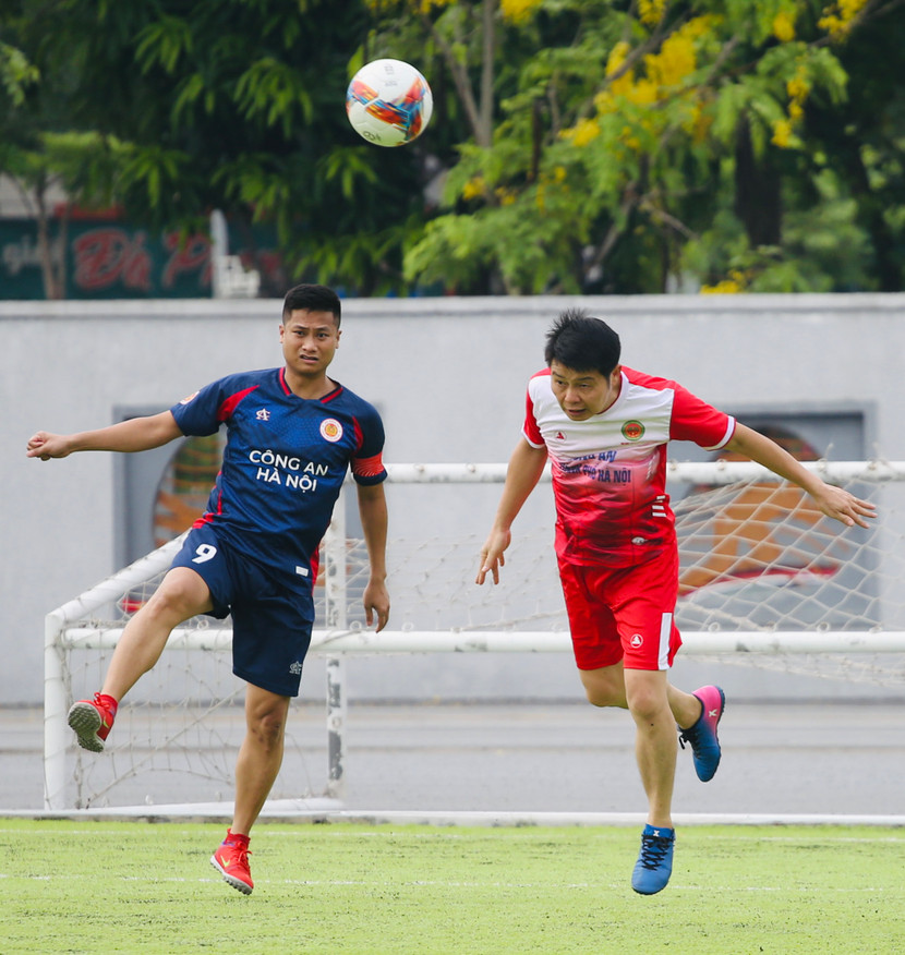 Ngay sau lễ khai mạc, các vận động viên sôi nổi bước vào tranh tài môn bóng đá Ngay sau lễ khai mạc, các vận động viên sôi nổi bước vào tranh tài môn bóng đá