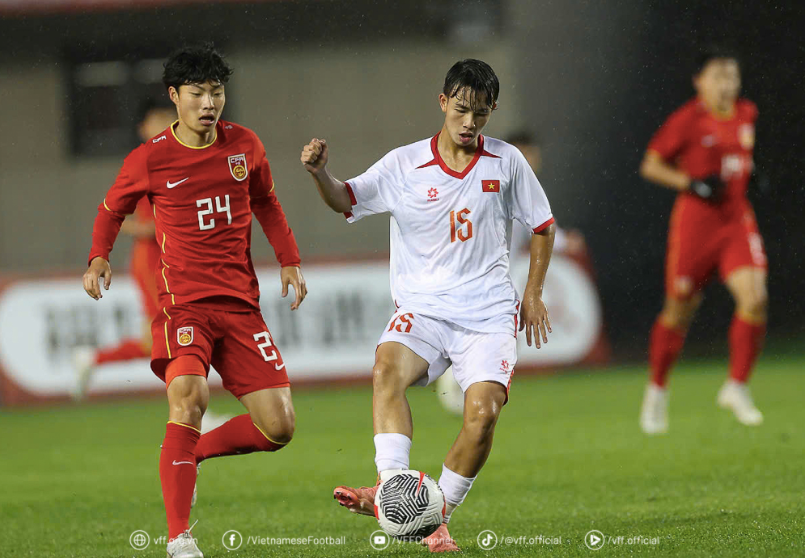 U16 Việt Nam (áo trắng) trong trận hòa chủ nhà Trung Quốc 2-2, dù bị dẫn trước 2 bàn