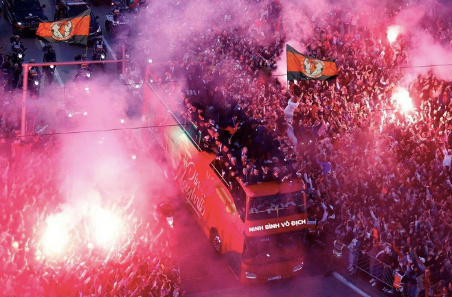 CLB Ninh Bình dự kiến rước cúp bằng xe buýt hai tầng (Ảnh: Ninh Bình FC) CLB Ninh Bình dự kiến rước cúp bằng xe buýt hai tầng (Ảnh: Ninh Bình FC)