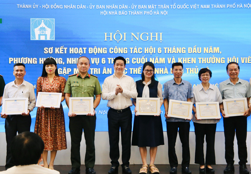 Đồng chí Nguyễn Huy Cường - Phó trưởng Ban Tuyên giáo và Dân vận Thành ủy Hà Nội - khen thưởng 11 tập thể Liên Chi hội, Chi hội trực thuộc Hội Nhà báo thành phố Hà Nội Đồng chí Nguyễn Huy Cường - Phó trưởng Ban Tuyên giáo và Dân vận Thành ủy Hà Nội - khen thưởng 11 tập thể Liên Chi hội, Chi hội trực thuộc Hội Nhà báo thành phố Hà Nội