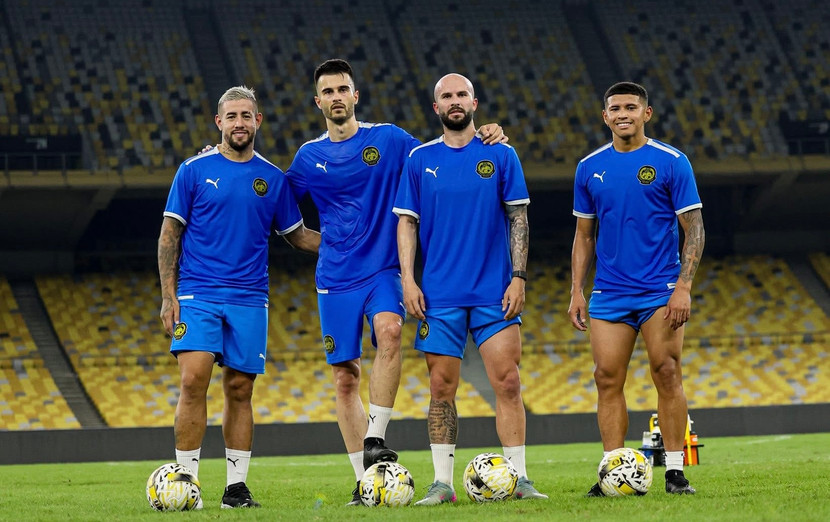 Các cầu thủ nhập tịch (từ trái qua) Rodrigo Holgado, Jon Irazabal, Joao Figueiredo và Imanol Machuca đã hội quân cùng tuyển Malaysia chuẩn bị cho trận đấu Việt Nam ngày 10-6 tới Các cầu thủ nhập tịch (từ trái qua) Rodrigo Holgado, Jon Irazabal, Joao Figueiredo và Imanol Machuca đã hội quân cùng tuyển Malaysia chuẩn bị cho trận đấu Việt Nam ngày 10-6 tới