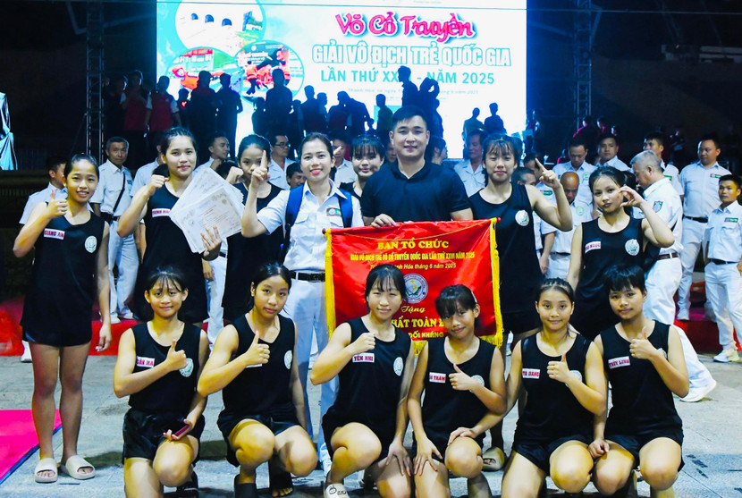 Ban tổ chức trao giải cho các đoàn đạt thành tích xuất sắc Ban tổ chức trao giải cho các đoàn đạt thành tích xuất sắc