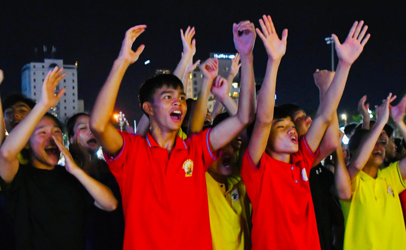 Dưới sự cổ vũ của đông đảo nhân dân, người hâm mộ võ cổ truyền Dưới sự cổ vũ của đông đảo nhân dân, người hâm mộ võ cổ truyền