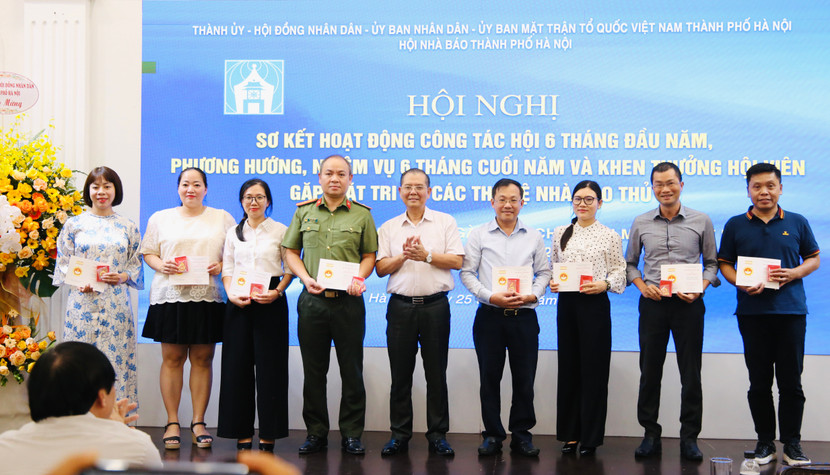 Trao tặng Kỷ niệm chương "Vì sự nghiệp báo chí Việt Nam" cho các hội viên đã có đóng góp cho sự phát triển của báo chí Việt Nam Trao tặng Kỷ niệm chương "Vì sự nghiệp báo chí Việt Nam" cho các hội viên đã có đóng góp cho sự phát triển của báo chí Việt Nam