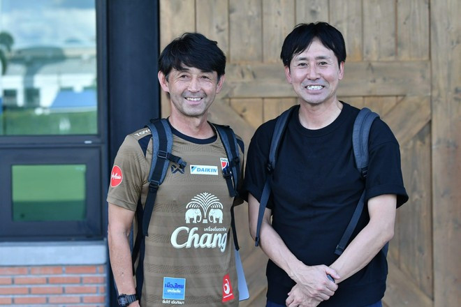 HLV Masatada Ishii (trái) và đồng hương Takayuki Nishigaya đang không có thành tích tốt tại Thái Lan HLV Masatada Ishii (trái) và đồng hương Takayuki Nishigaya đang không có thành tích tốt tại Thái Lan
