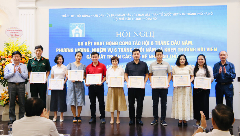 Lãnh đạo Hội Nhà báo thành phố Hà Nội trao Giấy khen cho các hội viên có thành tích xuất sắc Lãnh đạo Hội Nhà báo thành phố Hà Nội trao Giấy khen cho các hội viên có thành tích xuất sắc