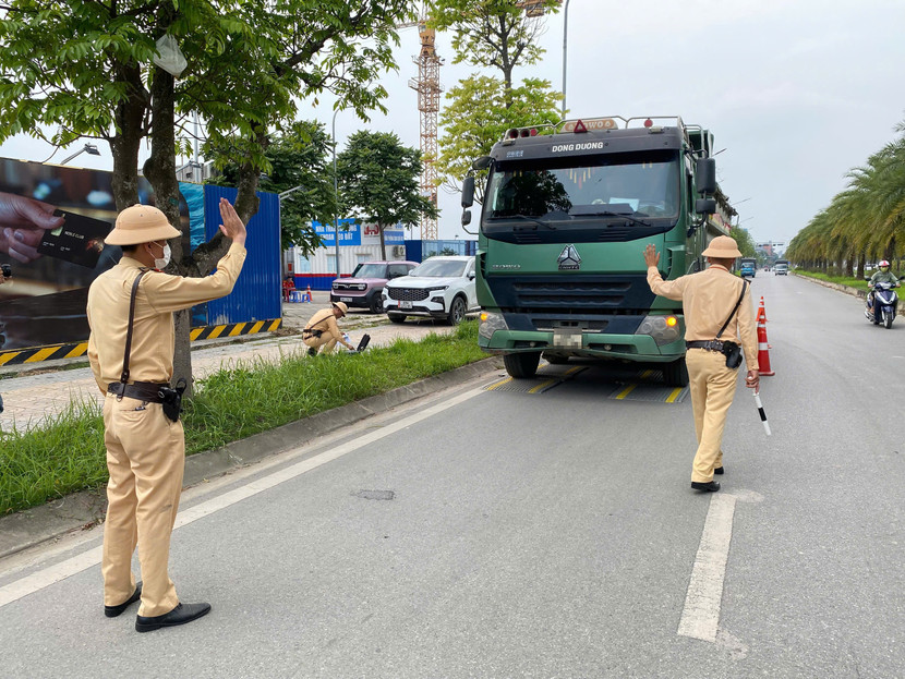 Những chiếc xe quá tải trọng nếu không xử lý, để vi phạm kéo dài sẽ gây ảnh hưởng lớn đến kết cấu công trình giao thông