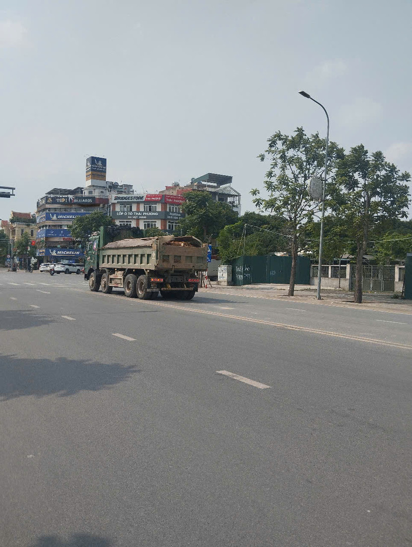 Lái xe tranh thủ giữa trưa nắng, thời điểm lực lượng chức năng giao ca để chạy...