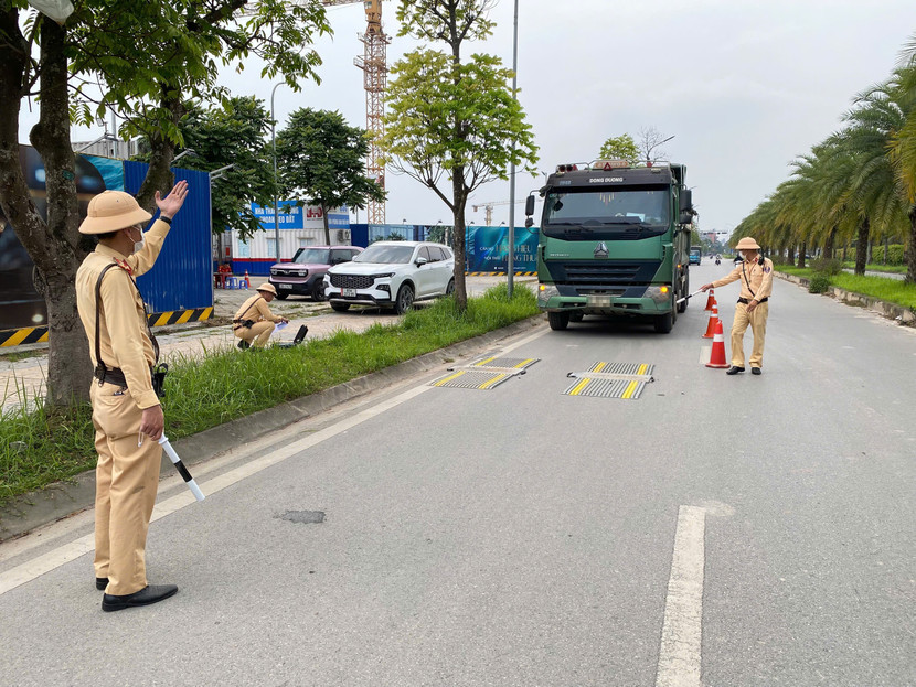 Phát hiện xe vi phạm, lực lượng CSGT kiên quyết xử lý