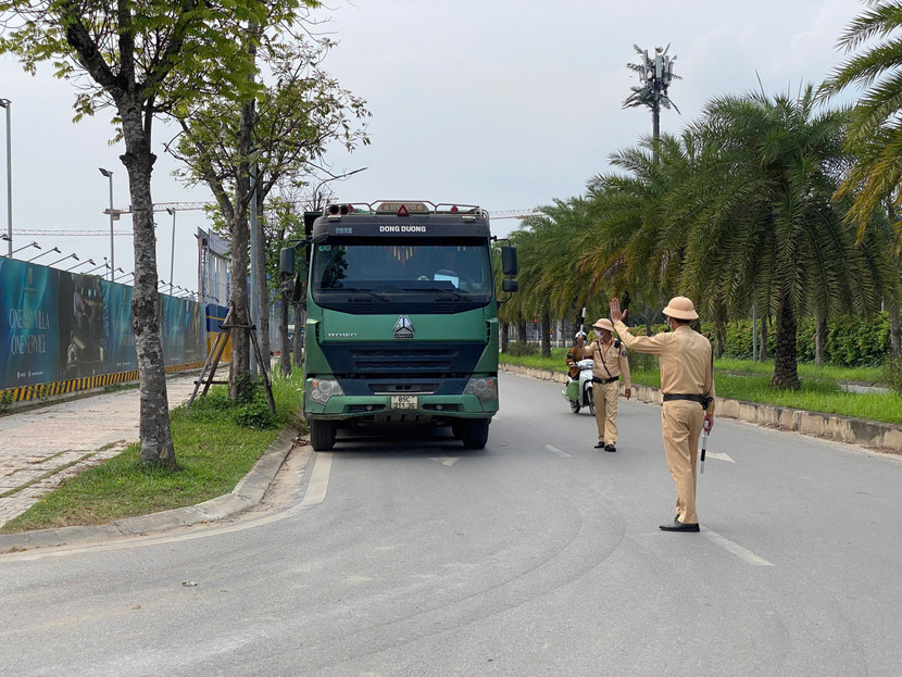 Nhiều lái xe còn cố tình bỏ chạy khi bị lực lượng CSGT phát hiện, ra hiệu lệnh dừng xe