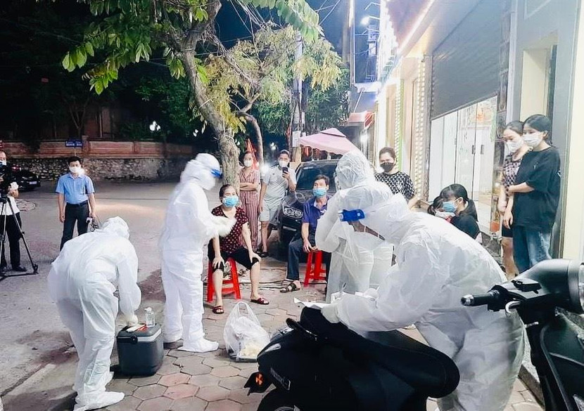 Lấy mẫu xét nghiệm Covid-19 xuyên đêm tại TP Phủ Lý tỉnh Hà Nam