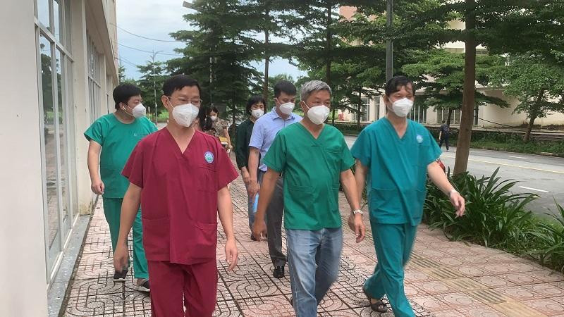 Thứ trưởng Bộ Y tế Nguyễn Trường Sơn kiểm tra tại bệnh viện dã chiến số 12 tại TP HCM