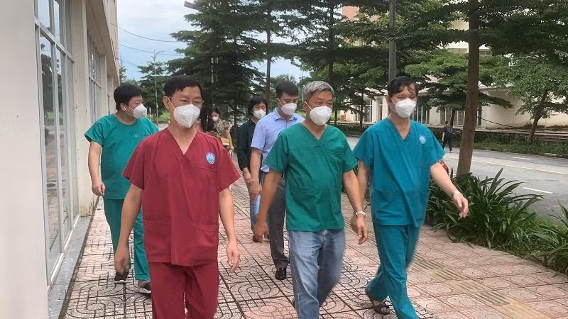 Thứ trưởng Bộ Y tế Nguyễn Trường Sơn kiểm tra tại bệnh viện dã chiến số 12 tại TP HCM Thứ trưởng Bộ Y tế Nguyễn Trường Sơn kiểm tra tại bệnh viện dã chiến số 12 tại TP HCM