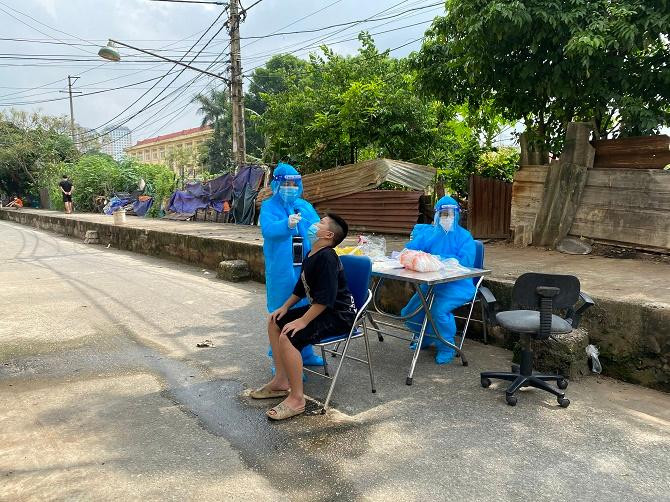 Lấy mẫu xét nghiệm Covid-19 tại phường Việt Hưng, quận Hà Đông
