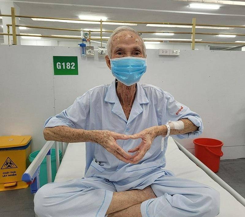 Niềm vui của một bệnh nhân Covid-19 nặng ở TP HCM đã bước qua khỏi lằn ranh giữa sinh và tử