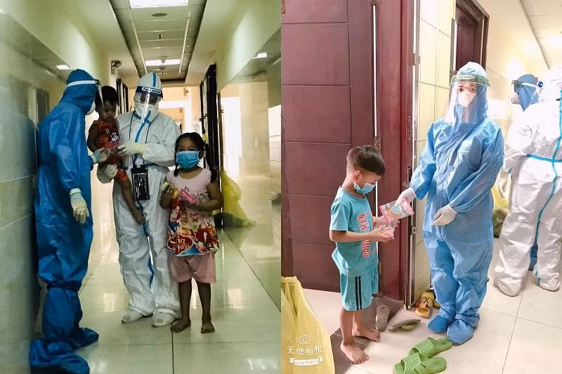 Các em nhỏ trong khu điều trị tại Bệnh viện Dã chiến số 3 nhận quà Trung thu