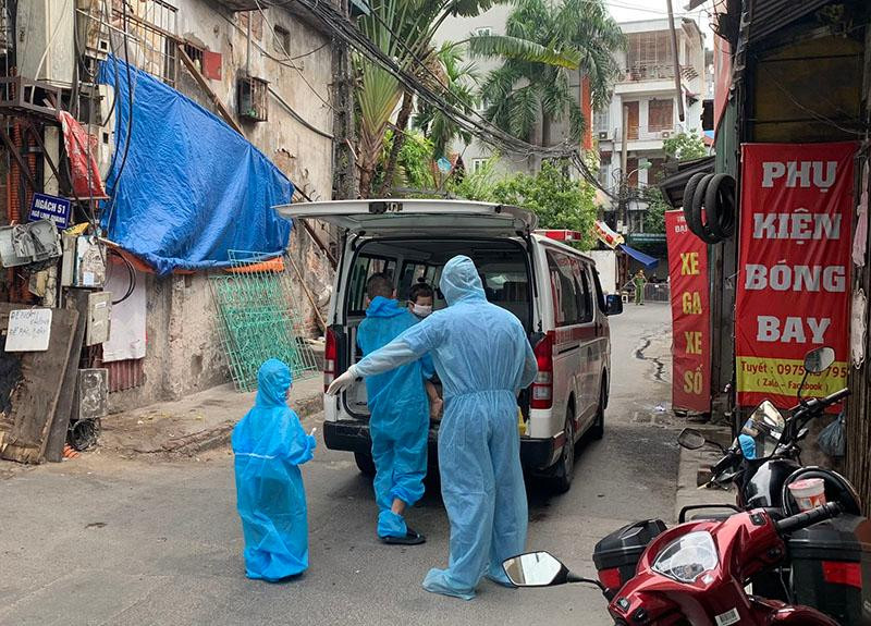 Đưa F0 ở quận Đống Đa đi cách ly (Ảnh minh hoạ)