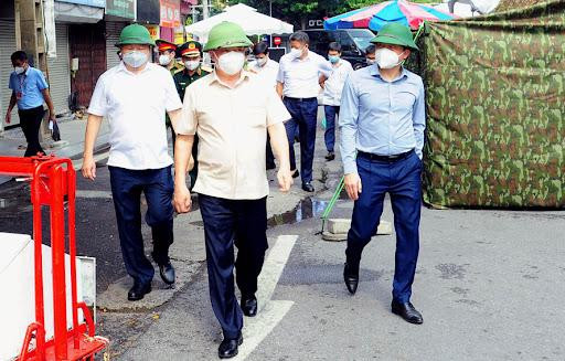 Bí thư Thành uỷ Đinh Tiến Dũng đi kiểm tra công tác phòng chống dịch Covid-19 trên địa bàn