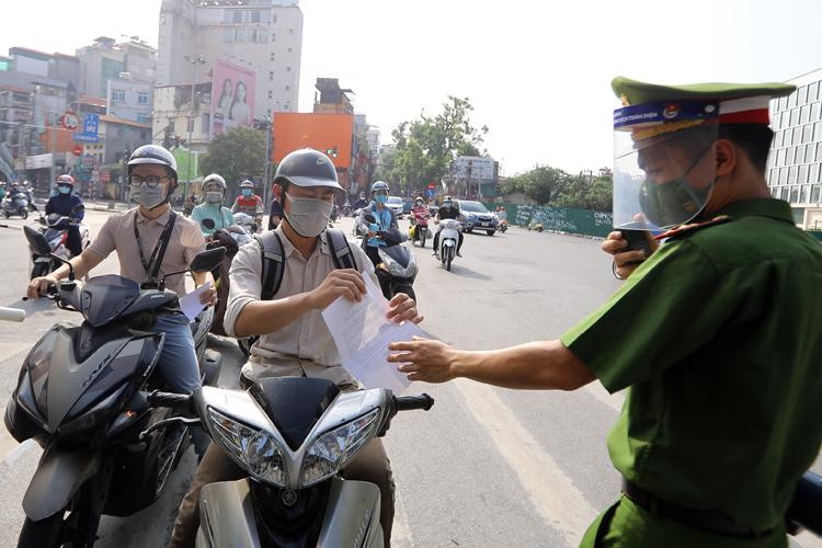 Lực lượng chức năng kiểm tra giấy đi đường để phòng chống dịch Covid-19