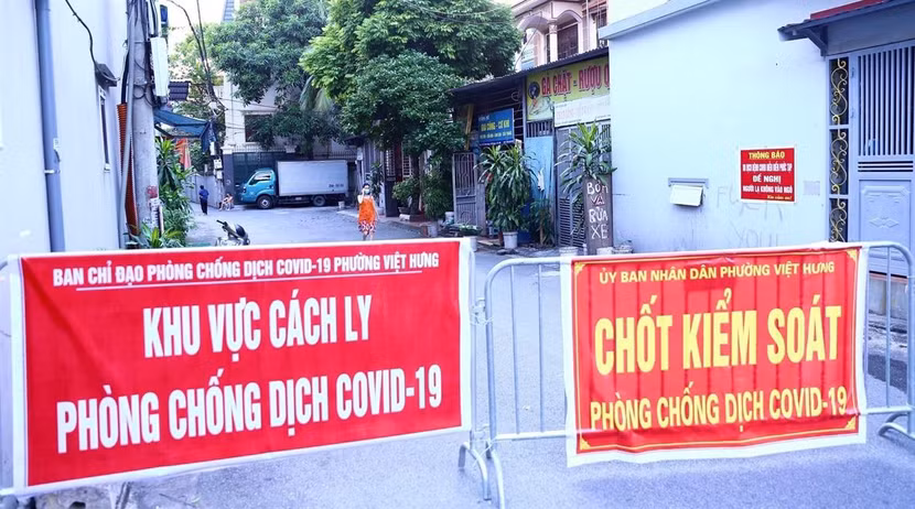 Một ngõ ở tổ 4 phường Việt Hưng quận Long Biên đang bị phong toả vì có nhiều ca mắc Covid-19